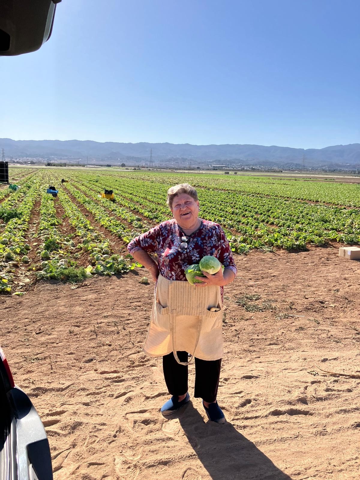 La abuela de José Ramón en el campo.